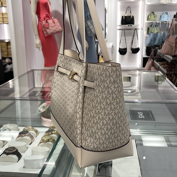 MICHAEL KORS
Reed Large Logo Shoulder Tote Bag
Light Cream Multi 
35S3G6RT3B
NWT - Picture 13 of 16
